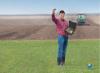 Agricultor con CDR en la mano en un campo